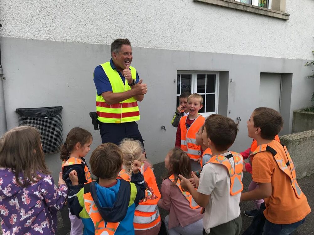 Begeisterung zeigen und wecken. Der Polizist weiss wie